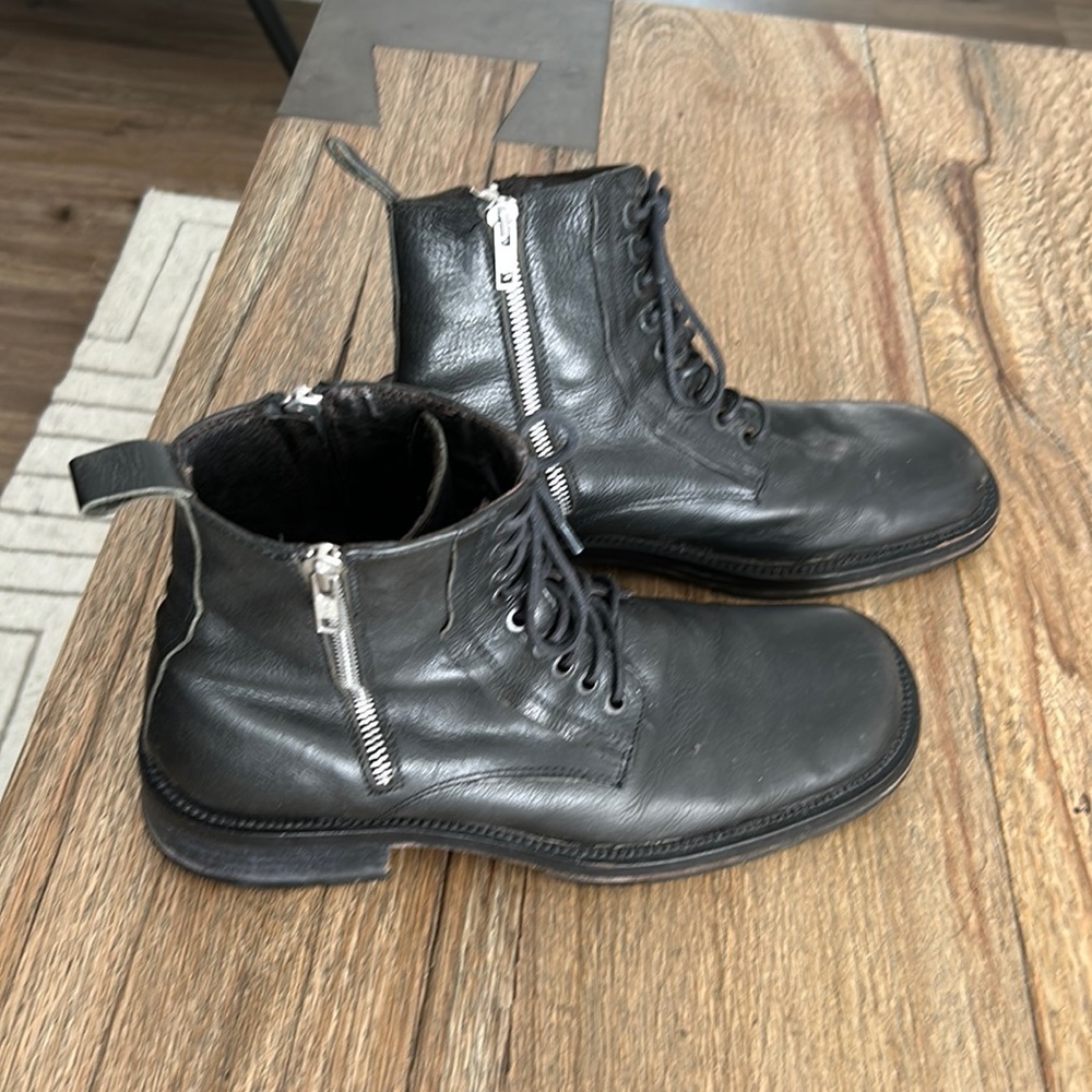 Kenneth Cole zip up ankle boot